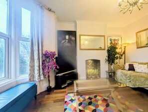 Télévision, cheminée, livres