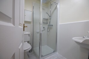 더블룸 또는 트윈룸 (2 steps to Ground Floor, Room 1) | 욕실 | 샤워 시설, 무료 세면용품, 헤어드라이어, 타월