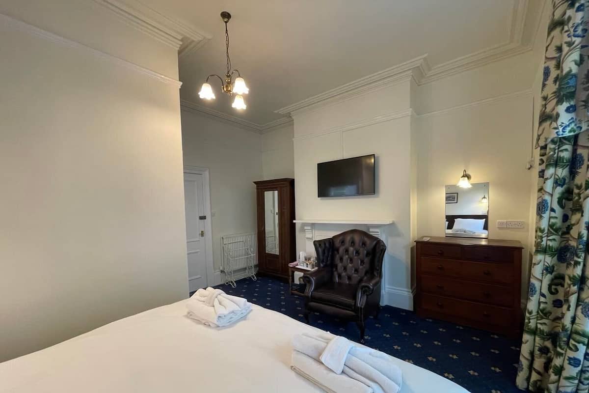Double or Twin Room (2 steps to Ground Floor, Room 1)