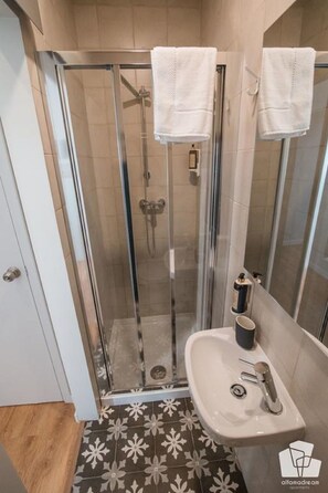 シャワー、ヘアドライヤー、タオル、シ ャンプー