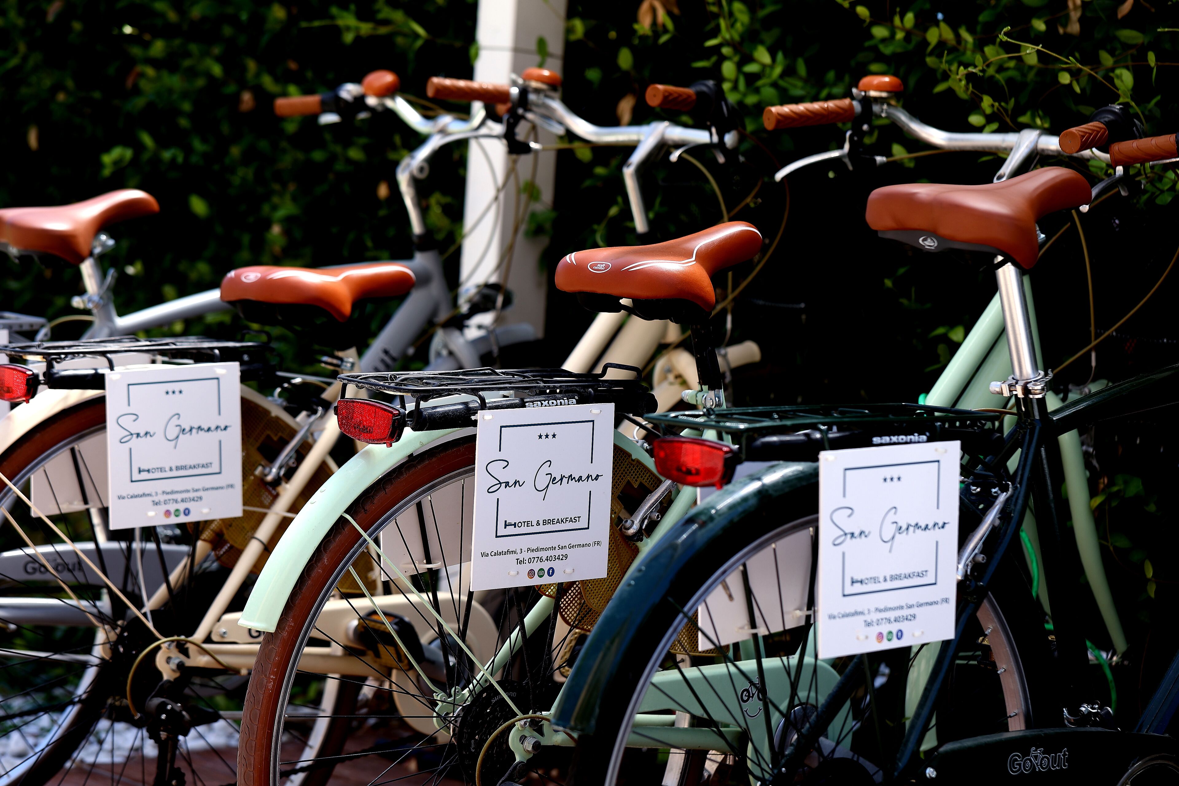 Bicicletas con carteles que anuncian un hotel y desayuno.