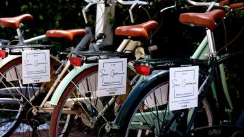 Bicicletas con carteles que anuncian un hotel y desayuno.