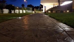 Un camino pavimentado que conduce a un edificio con una escalera.