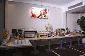 Café da manhã com buffet grátis todos os dias