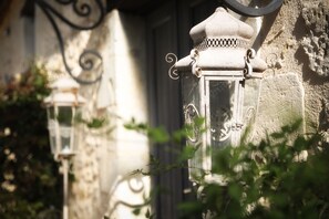 Exterior detail - La Mandrélie - La Cabane Du Grand Chêne (Saint-Martin-des-Combes)