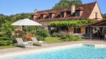 Kauden mukainen ulkouima-allas avoinna 9.00–20.00, aurinkovarjoja