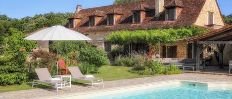 Piscina a l'aire lliure de temporada (horari: 09:00-20:00) i para-sols