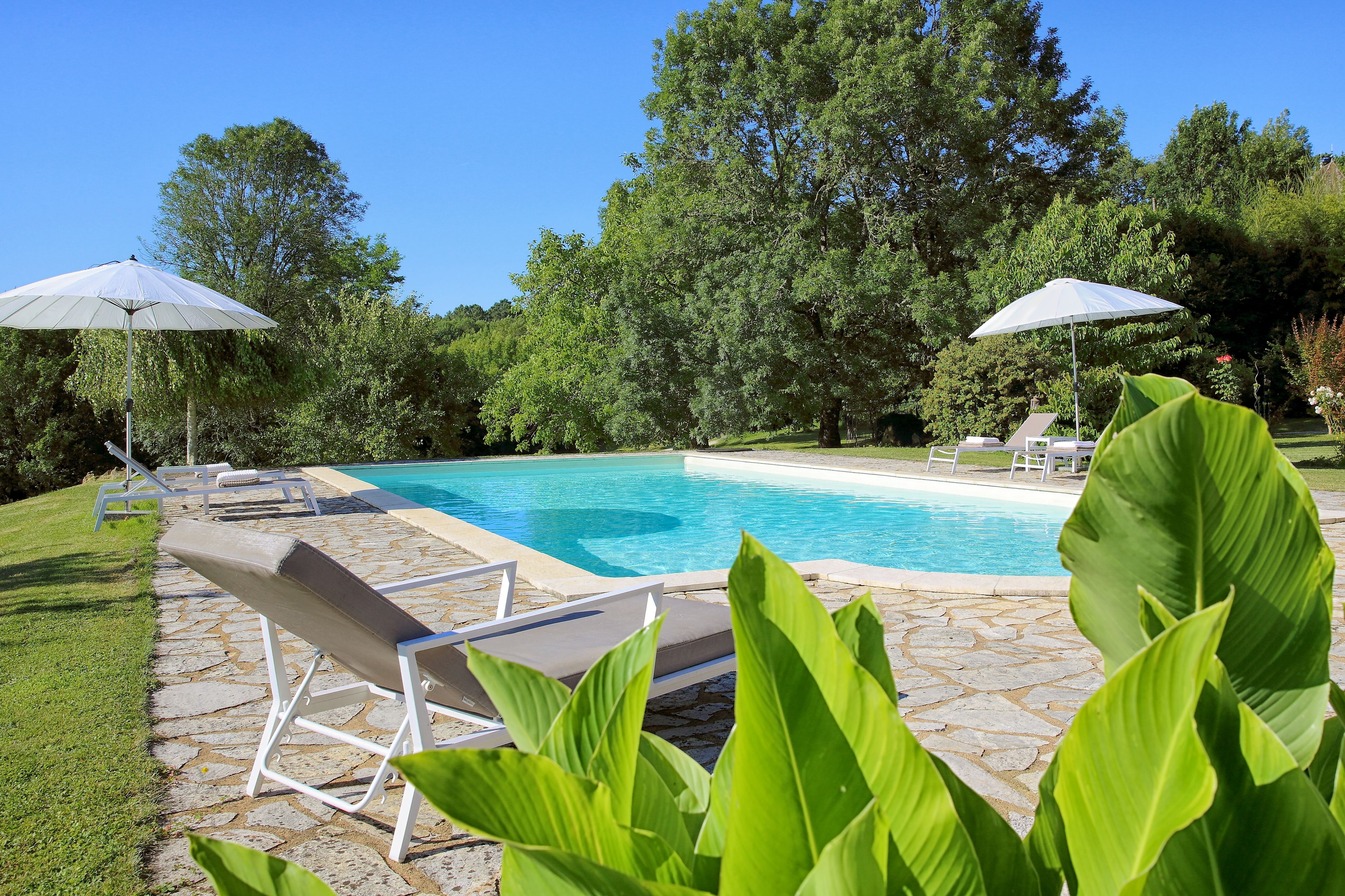 Piscine extérieure (ouverte en saison), parasols de plage