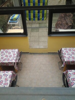 فطور من الأطباق المحلية مجانًا يوميًا