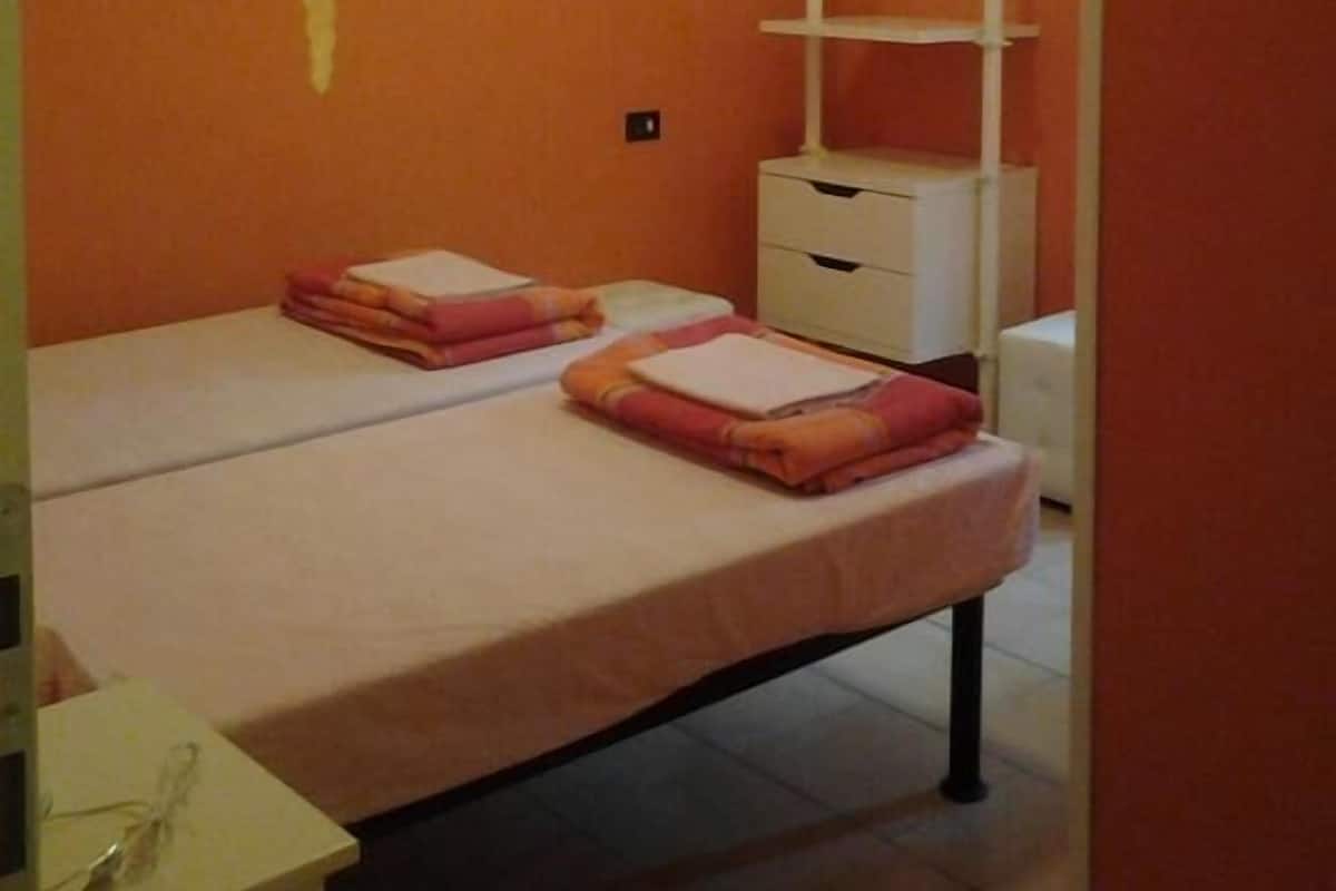 Twin Room, Accessible, Shared Bathroom | Free WiFi, bed sheets
