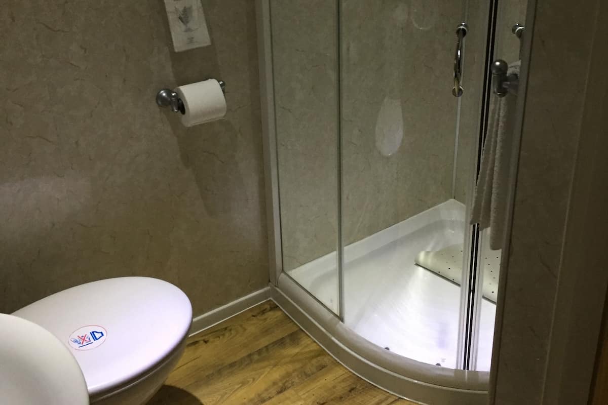 Een douche, gratis toiletartikelen, een haardroger, handdoeken