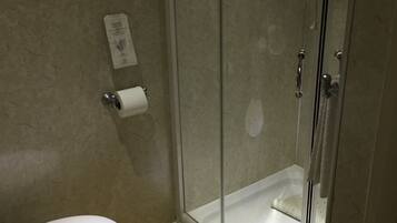 Shower, perlengkapan mandi gratis, pengering rambut, dan handuk