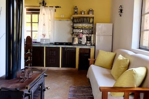 TV, stereo - Charming Las Colmenas Cottage with Private Pool near Vibrant Tirajana (San Bartolomé de Tirajana)