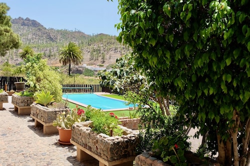 Charming Las Colmenas Cottage with Private Pool near Vibrant Tirajana