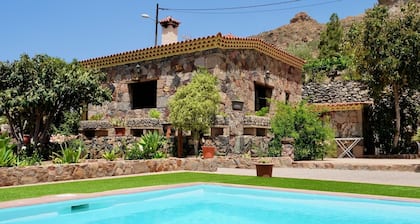 Charming Las Colmenas Cottage with Private Pool near Vibrant Tirajana