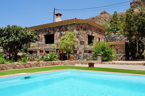 Charming Las Colmenas Cottage with Private Pool near Vibrant Tirajana