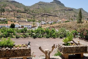 Property grounds - Charming Las Colmenas Cottage with Private Pool near Vibrant Tirajana (San Bartolomé de Tirajana)