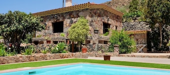 Charming Las Colmenas Cottage with Private Pool near Vibrant Tirajana