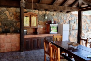 Outdoor dining - Charming Las Colmenas Cottage with Private Pool near Vibrant Tirajana (San Bartolomé de Tirajana)