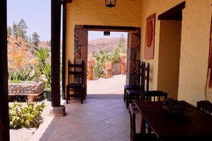 Outdoor dining - Charming Las Colmenas Cottage with Private Pool near Vibrant Tirajana (San Bartolomé de Tirajana)