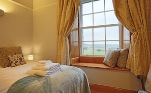 5 bedrooms, iron/ironing board, internet, bed sheets