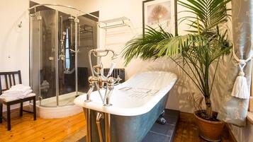 Bathtub, towels