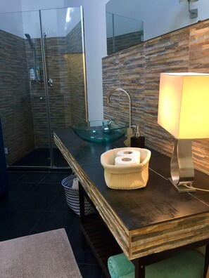 Dusche, Haartrockner, Bidet, Handtücher