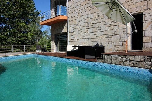 Maison avec piscine et barbecue près de Gerês