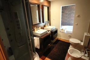 Bathtub, towels - House with pool and barbecue near Gerês (Amares)