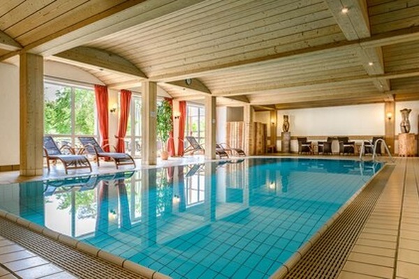 Innenpool, geöffnet von 06:30 Uhr bis 21:30 Uhr, Liegestühle