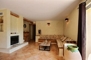 Tv, pejs, bordtennisbord, bøger