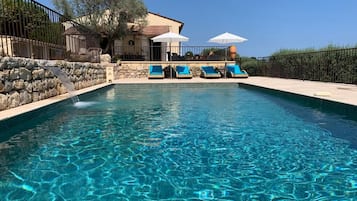 Alberca al aire libre y alberca climatizada