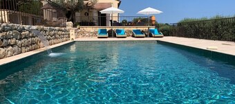 Riviera Provençal House Full of charm with Heated Pool