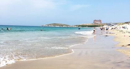Pentewan ist ein Apartment mit 2 Schlafzimmern an der Küste mit Blick auf den Fistral Beach
