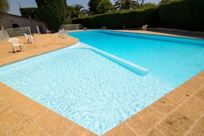 Una piscina al aire libre, una piscina climatizada