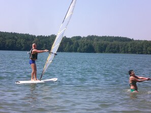 Ein See mit bewaldeter Uferlinie.