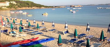Plage à proximité, chaises longues