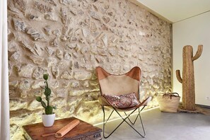 Unclassified image, 4 of 38, button