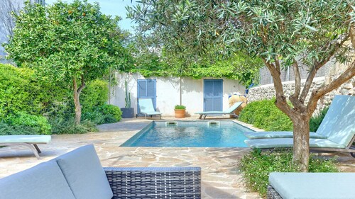 Stylish townhouse with large pool, central Pollensa