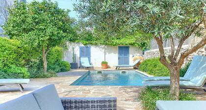 Spacious Townhouse, modern, large pool, WiFi