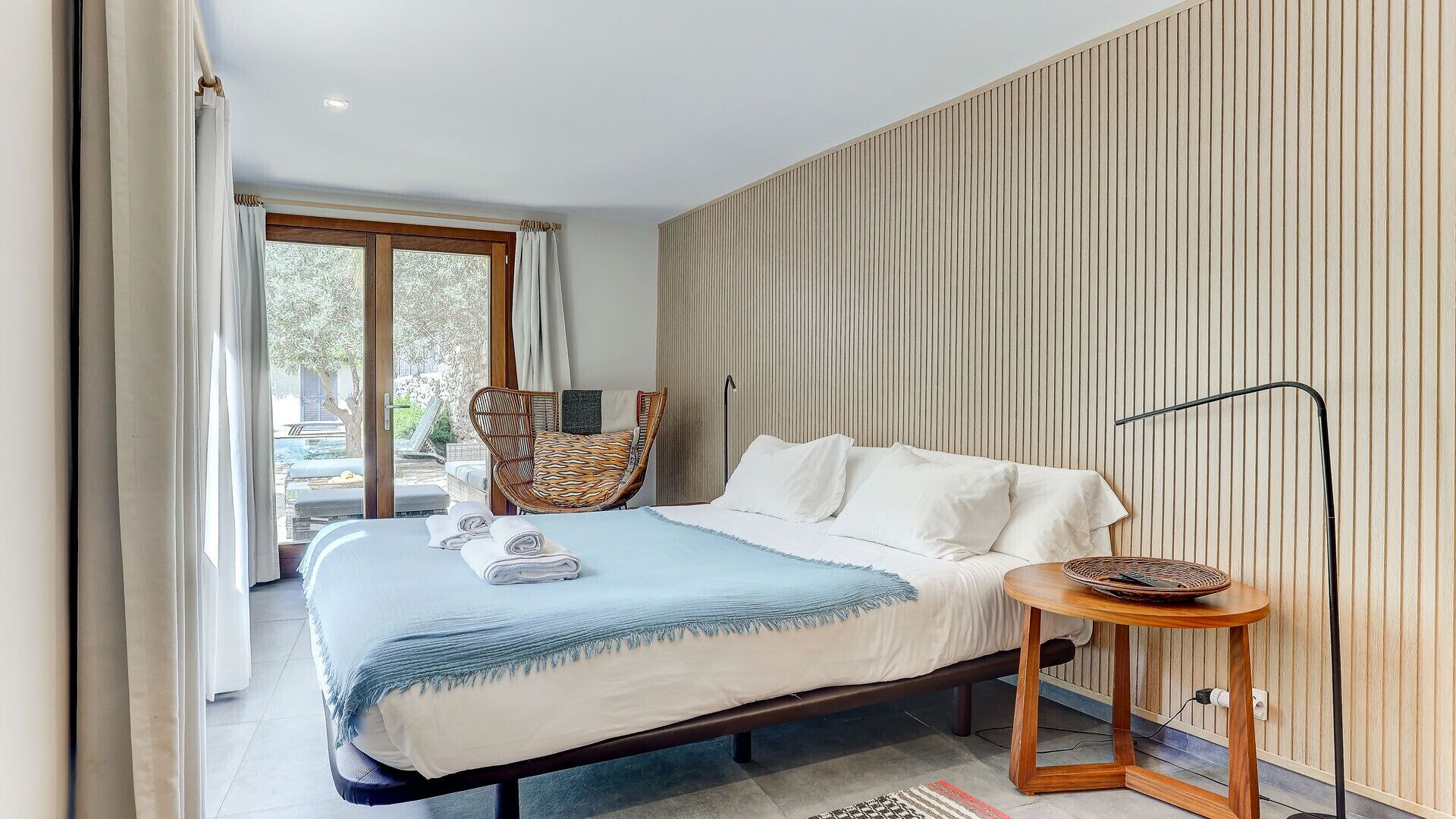 5 chambres, coffres-forts dans les chambres, fer et planche à repasser