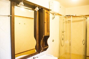 Dusche, Haartrockner, Bidet