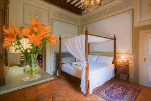 9 bedrooms, iron/ironing board, travel crib, free WiFi - Private Villa with hot tub, A/C, WIFI, private pool, TV, patio, panoramic view, close to Cortona (Ossaia)