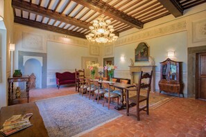 Dining - Private Villa with hot tub, A/C, WIFI, private pool, TV, patio, panoramic view, close to Cortona (Ossaia)