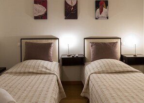 4 chambres, bureau, chambres insonorisées, fer et planche à repasser