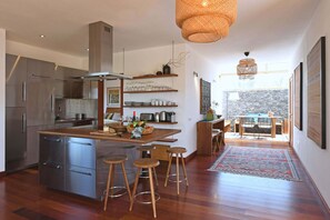 Réfrigérateur, four à micro-ondes, un four, lave-vaisselle