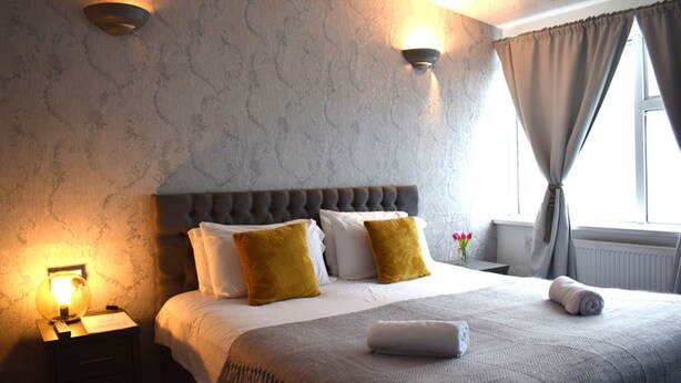 Family Room | Desk, WiFi (free), bed sheets - Whitburn House Hotel (Preston)