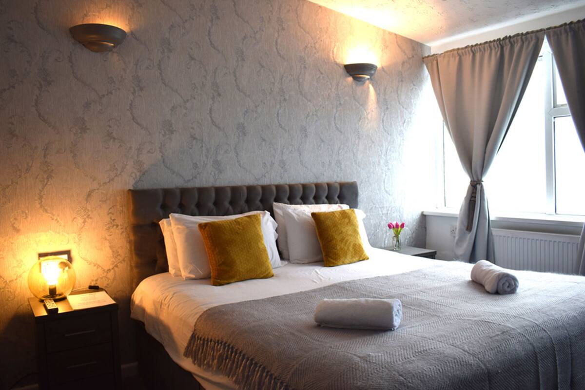 Family Room | Desk, WiFi (free), bed sheets
