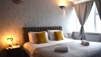 Family Room | Desk, free WiFi, bed sheets