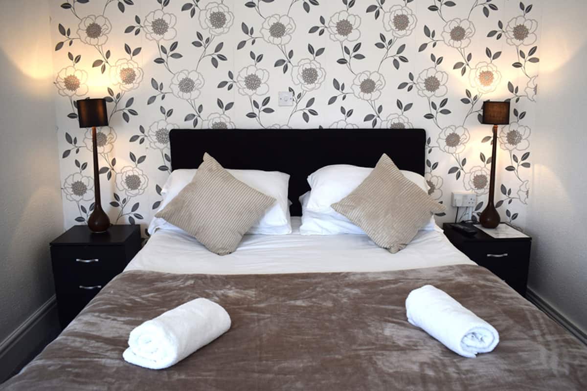 Double Room | Desk, WiFi (free), bed sheets